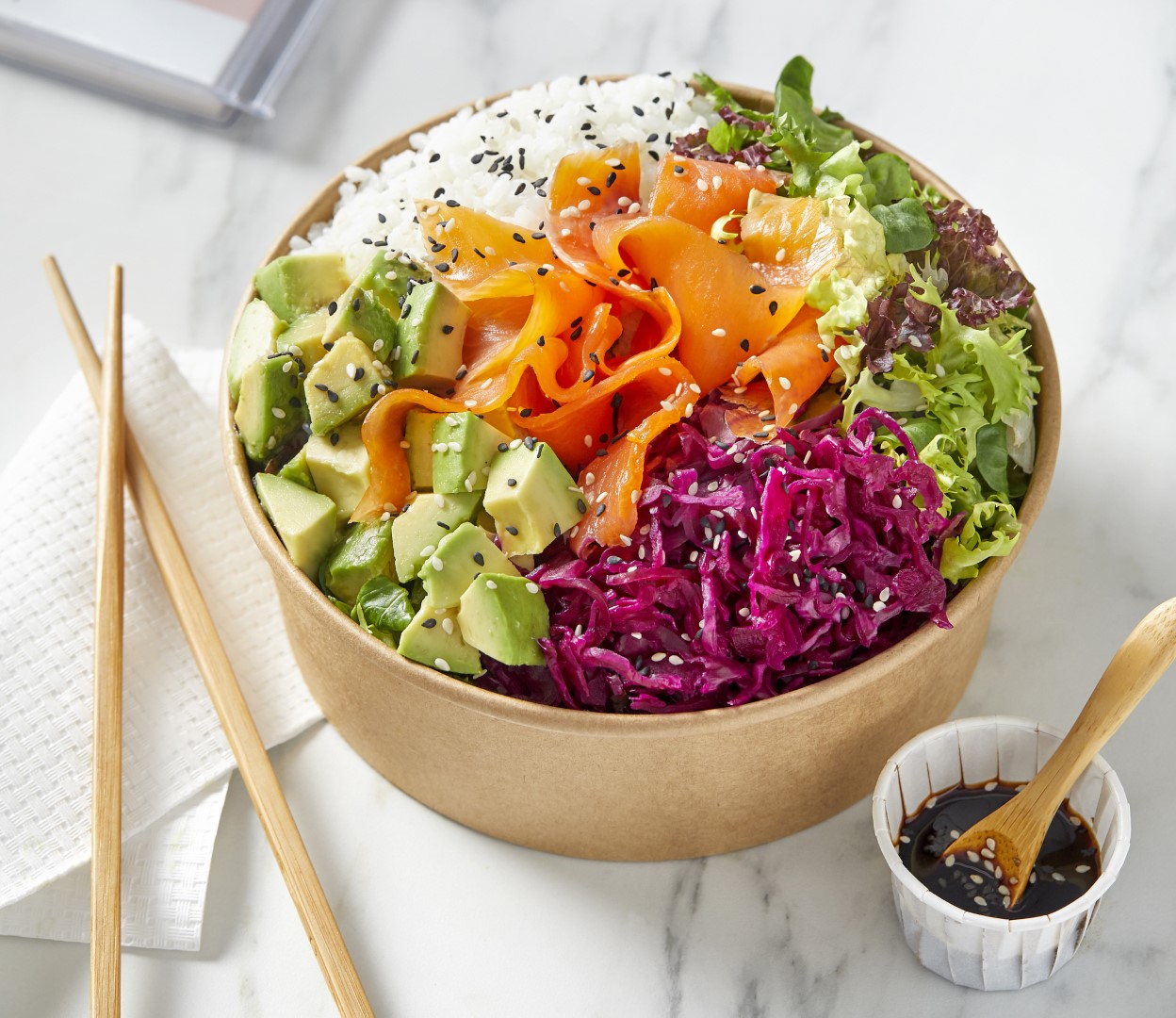 Poke-bowl-au-saumon-pickles