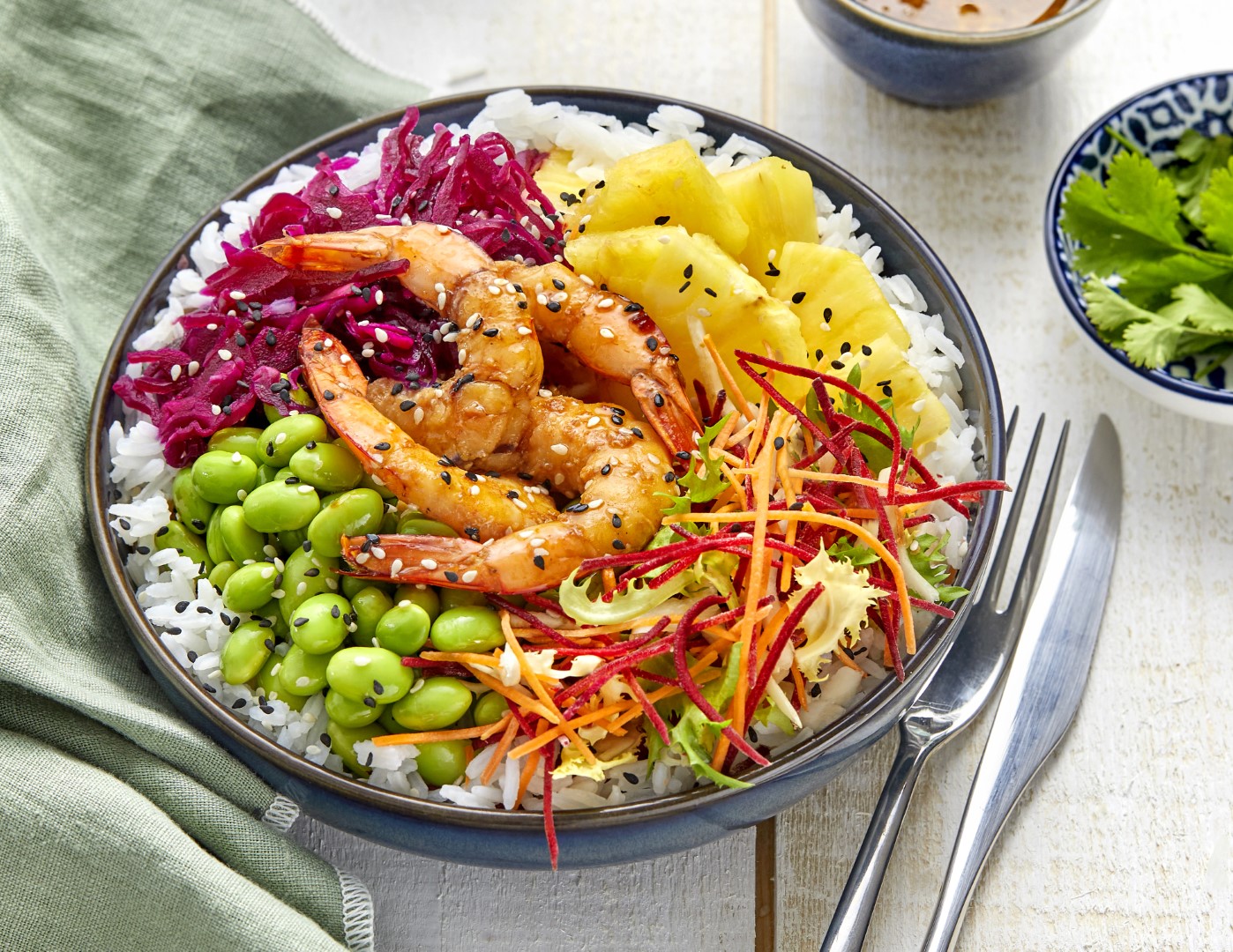 Poke-bowl-aux-crevettes-et-pickles